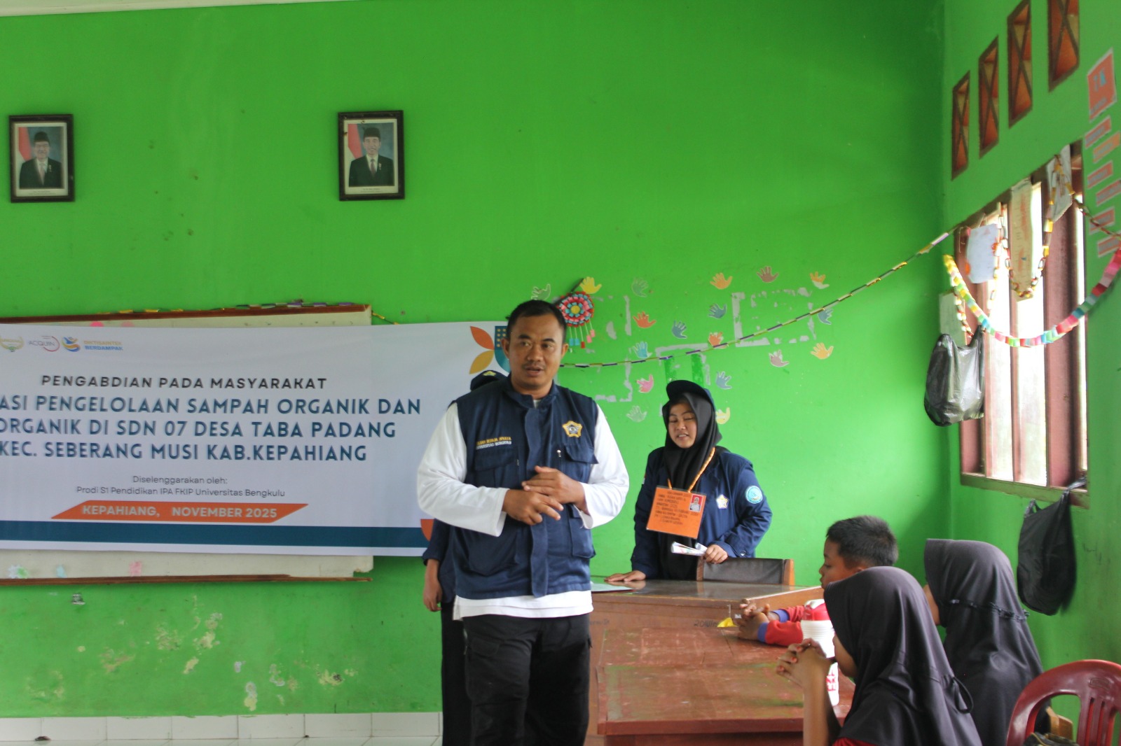 Bangun Budaya Peduli Lingkungan, Prodi Pendidikan IPA FKIP UNIB Gelar Edukasi Pengelolaan Sampah di SD Negeri 07 Taba Padang