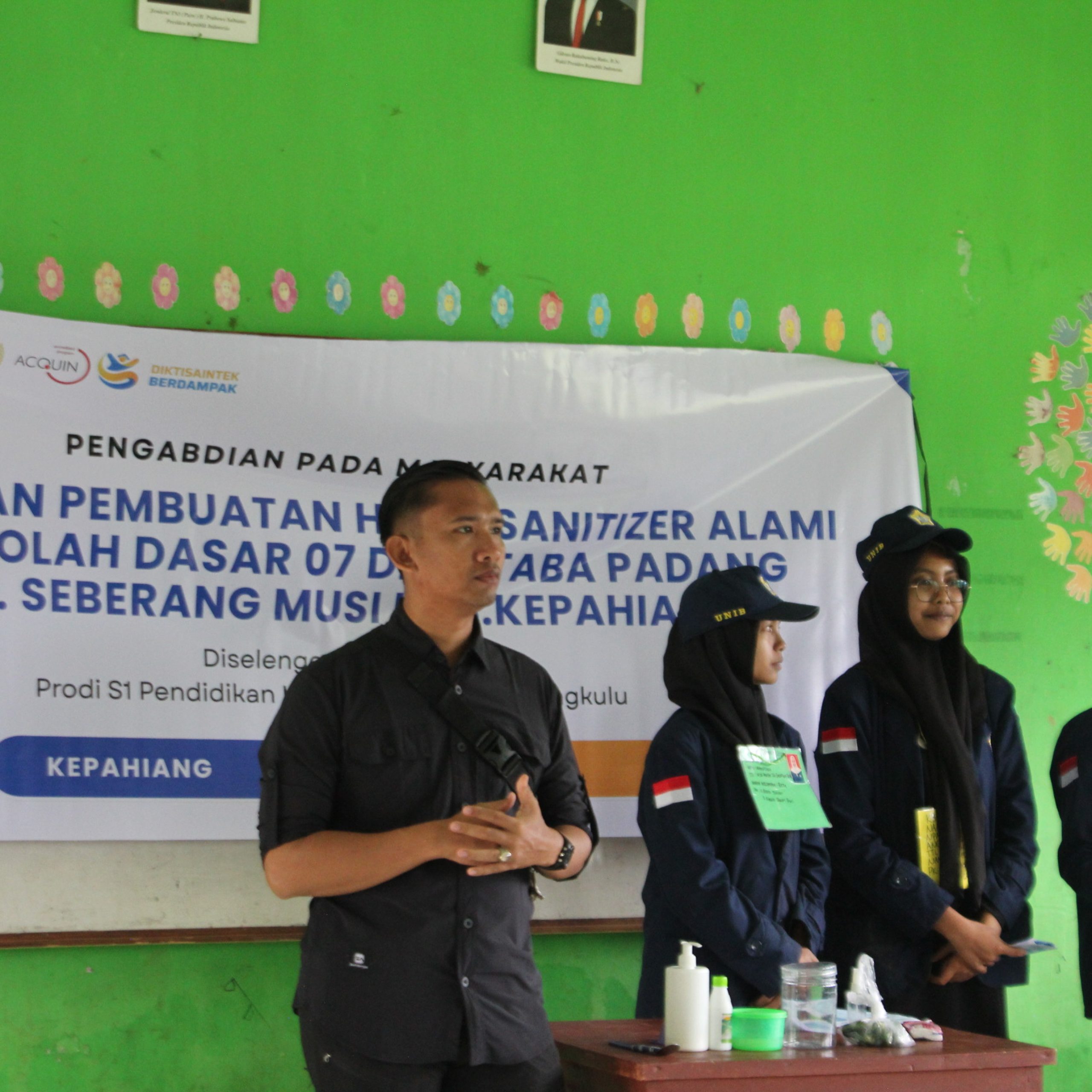 Dosen Pendidikan IPA FKIP Universitas Bengkulu Gelar Pelatihan Pembuatan Hand Sanitizer Alami di SD Negeri 07 Taba Padang